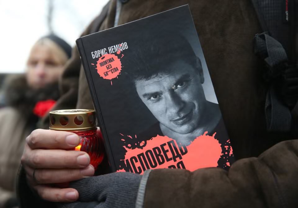 Этот день ровно 11 лет назад помню в деталях, как вчера. В память остались лишь фото и эта подписанная автором книга. Книга, котору читал взахлеб на одном дыхании. Помним…🕯️