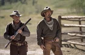 merlinpapin3's tweet photo. Ce soir sur @FranceTV #France3 le film #OpenRange de Kevin Costner (2003) avec Robert Duvall Kevin Costner Abraham Berrubi Michael Gambon Diego Luna Annette Bening James Russo

Charley, Boss, Mose et Button, quatre cow-boys, convoient du bétail à travers la prairie. Ils arrivent en vue d'Harmonville, petite ville tombée sous la coupe de Baxter, propriétaire terrien tyrannique qui s'est assuré le soutien du shérif Poole. Un jour qu'il se rend seul en ville, Mose est passé à tabac par les hommes de Baxter. Charley et Boss viennent le récupérer. Ils se rendent compte que Baxter les provoque et veut les faire plier devant son autorité. Ils font aussi la connaissance de Sue Barlow, qui soigne leur compagnon blessé. Charley, qui n'a jamais connu autre chose que la guerre et les chevauchées à travers la prairie, est sensible à sa beauté...

@FredOL69007 

❤️si vous aimez