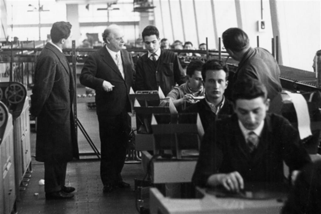 “La fabbrica fu concepita alla misura dell’uomo perché questi trovasse nel suo ordinato posto di lavoro uno strumento di riscatto e non un congegno di sofferenza”
Il 27 febbraio 1960, ad Aigle (Svizzera), ci lascia Adriano Olivetti