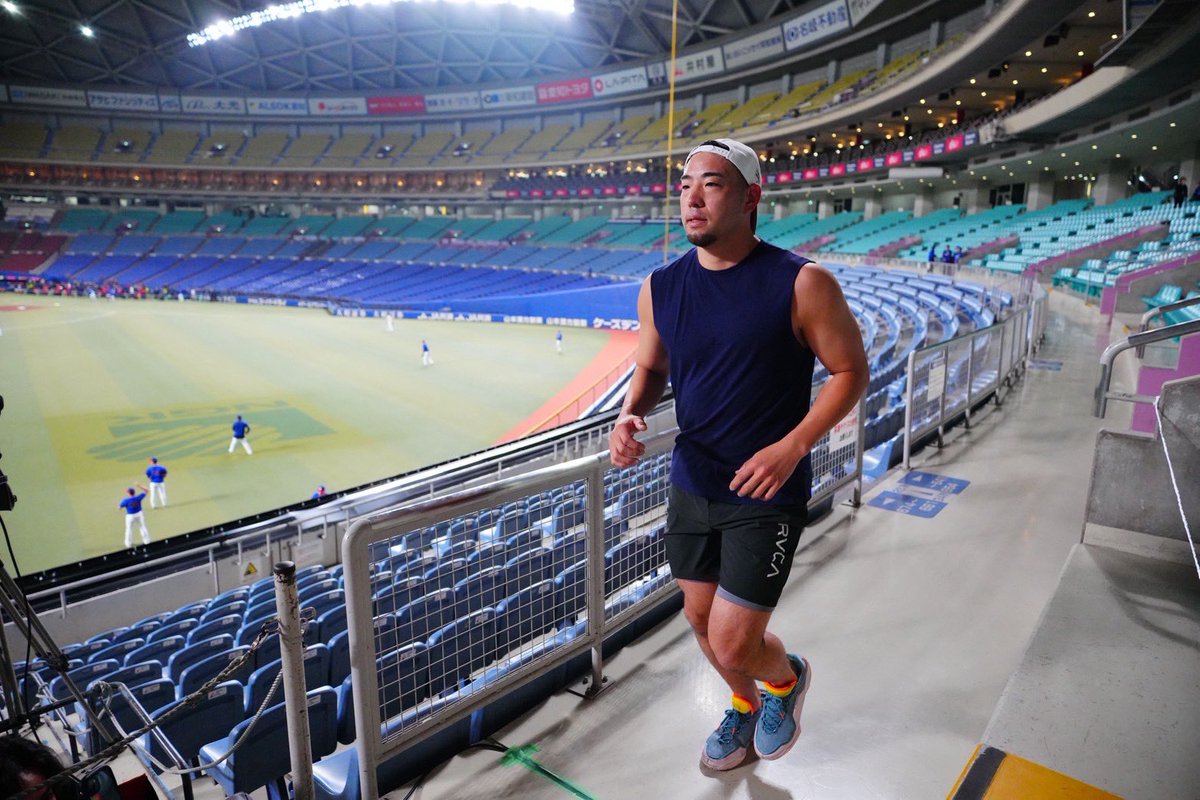nikkan_samurai's tweet photo. 【#侍写真館】

スタンドでランニングする菊池雄星投手🏃
（撮影・垰建太）

#侍ジャパン #WBC https://t.co/sd9eN5ALbA