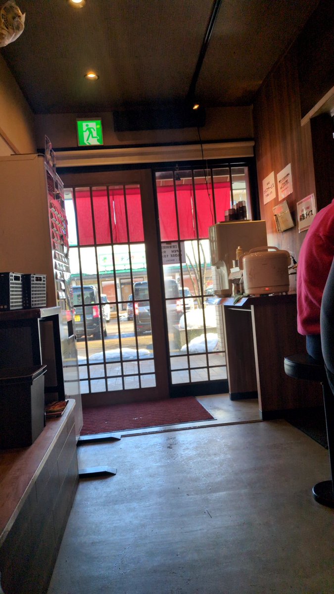 QI35007's tweet photo. 今日は友達と三条家に行きました。中はザ・ラーメンやという落ち着いた雰囲気で店内BGMも自分好みの古めの曲が流れていました。今回まぜそばを食べましたがとても濃厚かつパチのある味をしていて美味しかったです。次はおすすめラーメンを食べたいです。
#三条市 #選びたくなるまち三条　#学生まちなか https://t.co/1VQMwI9VVe