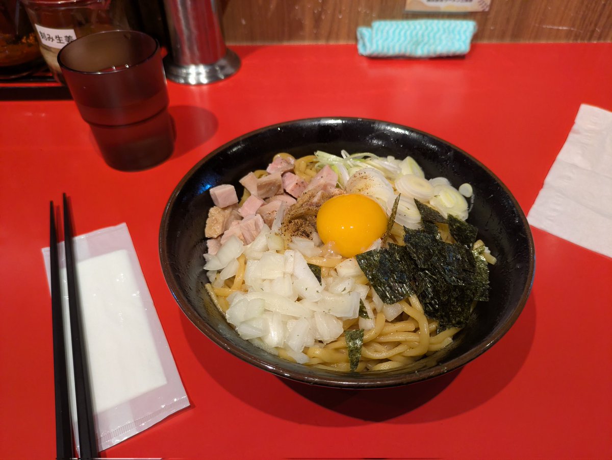 QI35007's tweet photo. 今日は友達と三条家に行きました。中はザ・ラーメンやという落ち着いた雰囲気で店内BGMも自分好みの古めの曲が流れていました。今回まぜそばを食べましたがとても濃厚かつパチのある味をしていて美味しかったです。次はおすすめラーメンを食べたいです。
#三条市 #選びたくなるまち三条　#学生まちなか https://t.co/1VQMwI9VVe