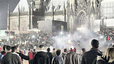Ich frage das, weil ich es einfach seit 2015 nicht begreife.

Was dachte man denn, was passiert, wenn man Millionen junger Männer, alle voller Testosteron und ohne Frauen ihrer Kultur und ihres Alters, hier nach Europa einwandern lässt?

Dass die alle zu "Ens" mutieren,