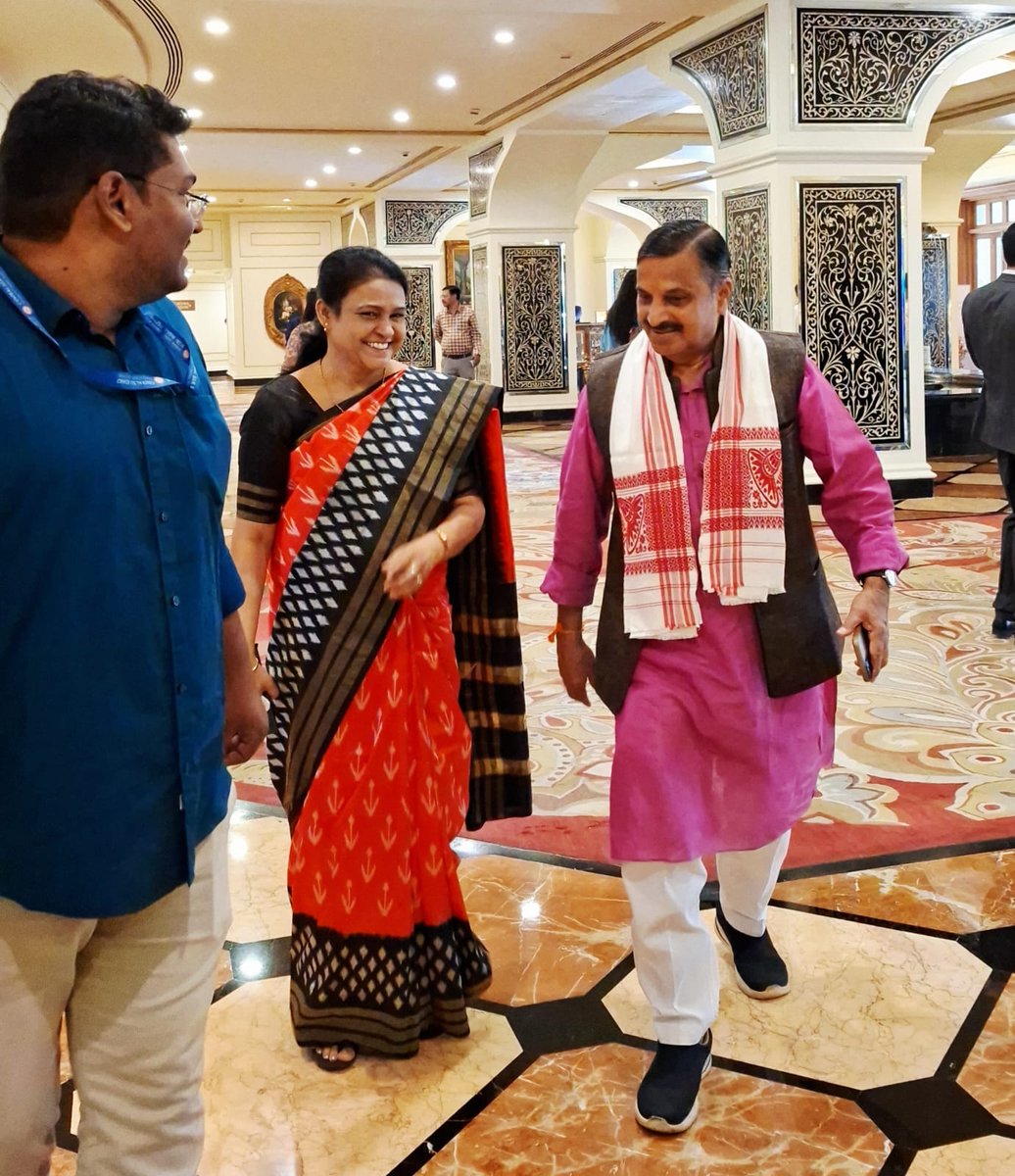 ಇಂದು ಹೈದರಾಬಾದಿನಲ್ಲಿ ನಡೆದ ಕೇಂದ್ರ ರೇಷ್ಮೆ ಮಂಡಳಿಯ 144ನೇ ಸಭೆಯಲ್ಲಿ ಭಾಗವಹಿಸಿದೆನು.

ದೇಶದ ಒಟ್ಟು ರೇಷ್ಮೆ ಉತ್ಪಾದನೆಯ ಸುಮಾರು 76% ನಷ್ಟು ಕೊಡುಗೆ ನೀಡುವ ಮಲ್ಬೆರಿ ರೇಷ್ಮೆಯನ್ನು ಪ್ರಧಾನವಾಗಿ ಕರ್ನಾಟಕ, ಆಂಧ್ರಪ್ರದೇಶ, ತಮಿಳುನಾಡು ಮತ್ತು ಪಶ್ಚಿಮ ಬಂಗಾಳದಲ್ಲಿ ಉತ್ಪಾದಿಸಲಾಗುತ್ತದೆ.

ಏರಿ ರೇಷ್ಮೆಯ ಪ್ರಮುಖ ಉತ್ಪಾದಕರು. ಭಾರತವು