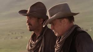 merlinpapin3's tweet photo. Ce soir sur @FranceTV #France3 le film #OpenRange de Kevin Costner (2003) avec Robert Duvall Kevin Costner Abraham Berrubi Michael Gambon Diego Luna Annette Bening James Russo

Charley, Boss, Mose et Button, quatre cow-boys, convoient du bétail à travers la prairie. Ils arrivent en vue d'Harmonville, petite ville tombée sous la coupe de Baxter, propriétaire terrien tyrannique qui s'est assuré le soutien du shérif Poole. Un jour qu'il se rend seul en ville, Mose est passé à tabac par les hommes de Baxter. Charley et Boss viennent le récupérer. Ils se rendent compte que Baxter les provoque et veut les faire plier devant son autorité. Ils font aussi la connaissance de Sue Barlow, qui soigne leur compagnon blessé. Charley, qui n'a jamais connu autre chose que la guerre et les chevauchées à travers la prairie, est sensible à sa beauté...

@FredOL69007 

❤️si vous aimez