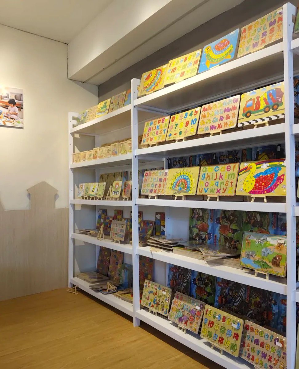 DEMIIIII, akhirnya nemu juga hidden gem toko mainan anak 🥹
Mulai 15k aja udah dapet wooden toys disini buu.
Mana lengkap lagi, takut banget yang kalap emaknya ini mah 😩￼