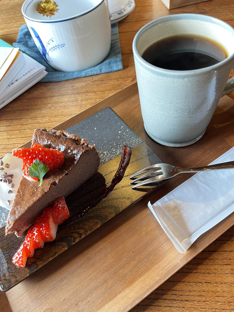 hasumi_mengyou's tweet photo. 大子町 #hajimari さんでステキな器で美味しいコーヒーとバスチー🥰
お供はチビネリさん @chibineri のかわいい子♡ https://t.co/3mPTqWTrRQ