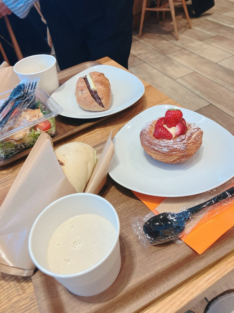 sa__rina6624's tweet photo. 京橋「カフェ&amp;ベーカリーGGCo.」でランチ🥪✨ ポークジンジャーサンドも苺デニッシュもボリューム満点で大満足💓 セットのごぼうスープもほっとする美味しさ😋 またふらっと立ち寄りたいお店🙌
#京橋ランチ #ベーカリーカフェ #GGCo #さりなのごはんログ https://t.co/JsFmpvP22y