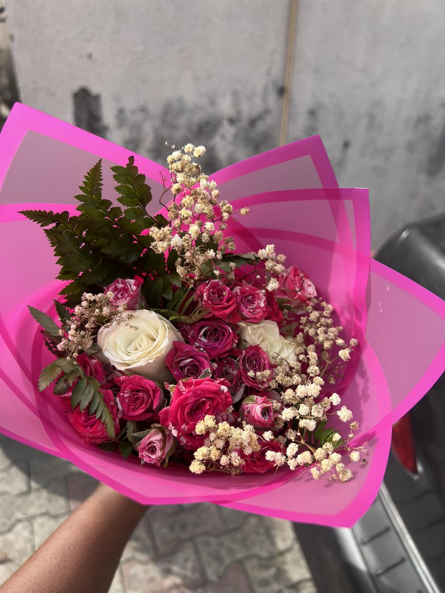 giftboxesbytade's tweet photo. The kind of flowers that brightens a special kind of lady’s day🌺🌺

these packages can be added as:
-Anniversaries 
-Birthdays🎂
-Proposals💍
-Will you be my girlfriend 💞
- Bride to Be gifts etc.

#giftsboxesbytade #giftforher #surprisegifts #hotairballoonpackages https://t.co/O3NXdAyhWj