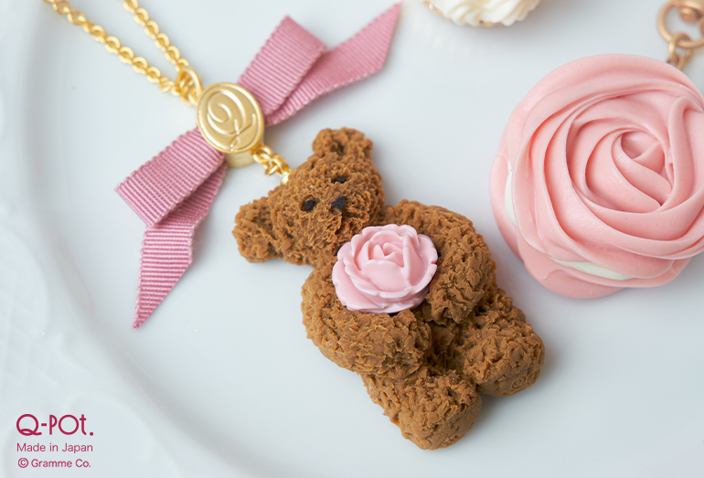 【Limited Item】
LUCUA Osaka Anniversaryをお祝いして、
<a href="/Qpot_lucua/">Q-pot. ルクアイーレ店</a> に周年アイテムが登場🎂🎀

ふわふわの毛並みをクッキーで表現した
ほっこり癒されるテディベアクッキーは、
ローズショコラと上品なリボンが可愛い🩷
人気のQ-pot CAFE.クッキー缶もGet必須！
q-pot.jp/news_archive/2…