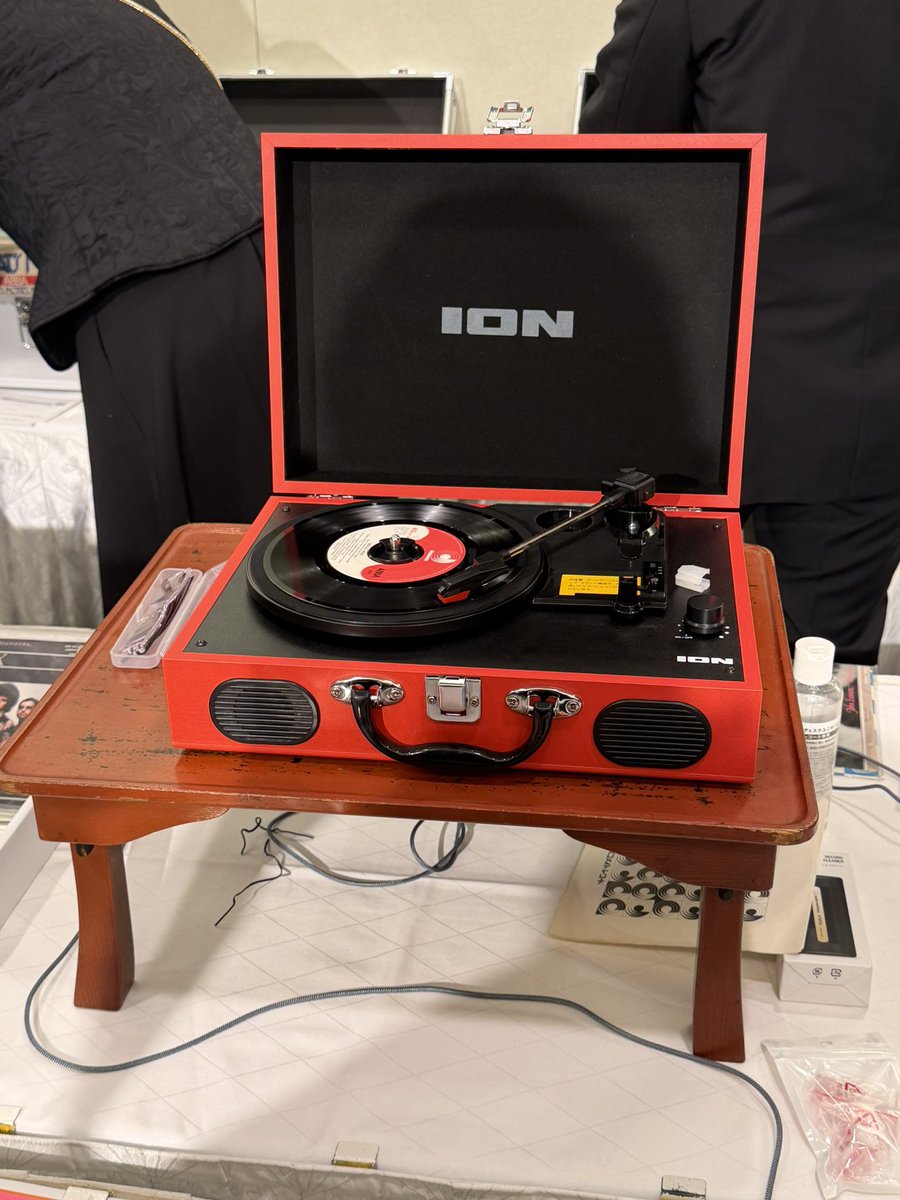 趣味人の亀蔵さんらしく沢山の昭和ポップスのレコードコレクションが