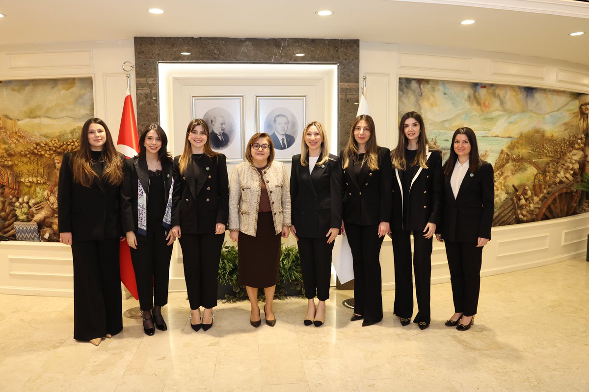 GAGİAD Kadınlar Kurulu Başkanımız Ayten Kara ve Kadınlar Kurulu Üyelerimiz, Gaziantep Büyükşehir Belediye Başkanı Sayın Fatma Şahin'i makamında ziyaret etti.