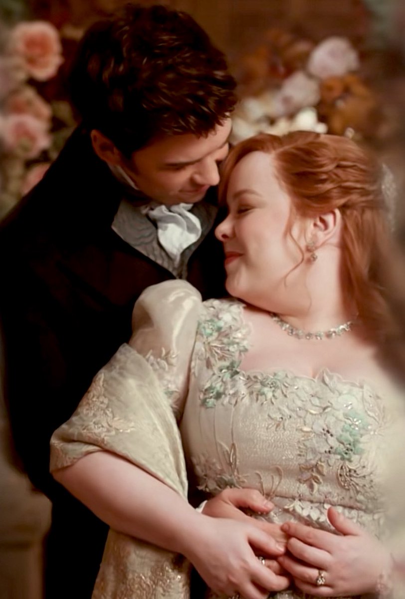 _gracieling's tweet photo. the hug from behind?? POLIN YOU ARE SO SICKENINGLY SWEET https://t.co/IVoGseRAXr
