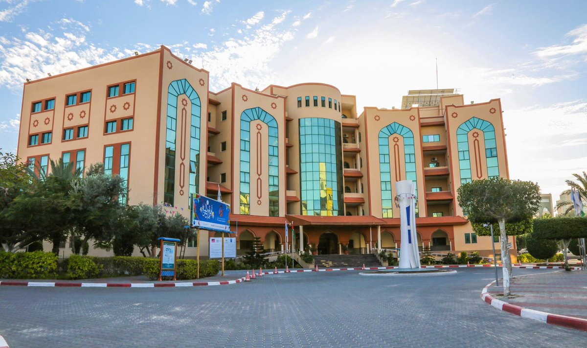 DaniMayakovski's tweet photo. A la izquierda, la Universidad Islámica pública de la ciudad de Gaza, donde estudiaban más de 20.000 palestinos, 2019.

A la derecha, la Universidad Islámica tras el genocidio sionista, el rector fue asesinado por "Israel" y el lugar se convirtió en un campo de refugiados, 2026.

Si esto lo hubiese hecho un pais enemigo de EEUU, sería portada de todos los medios y la imagen se hubiese convertido en icónica al estilo tanque de Tiananmen.