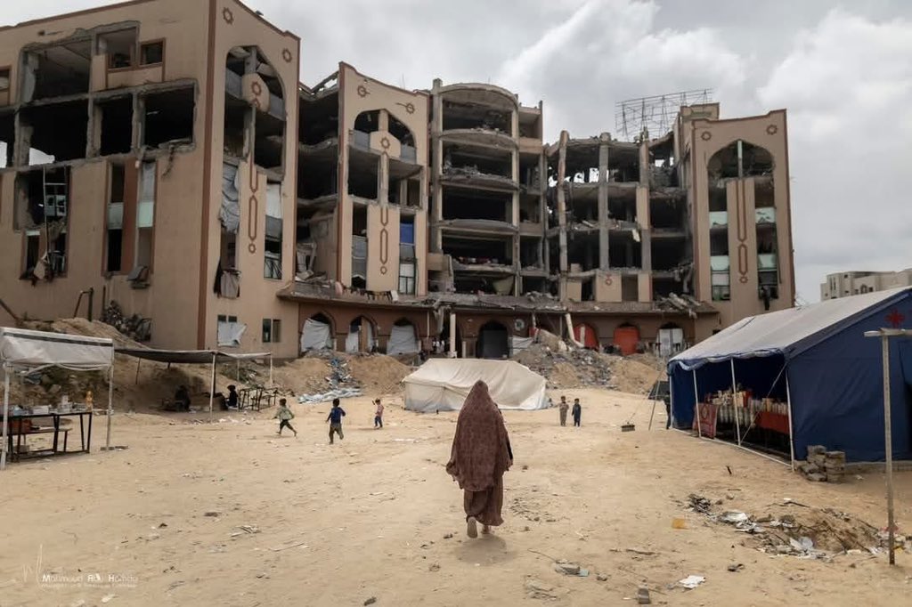 A la izquierda, la Universidad Islámica pública de la ciudad de Gaza, donde estudiaban más de 20.000 palestinos, 2019.

A la derecha, la Universidad Islámica tras el genocidio sionista, el rector fue asesinado por "Israel" y el lugar se convirtió en un campo de refugiados, 2026.