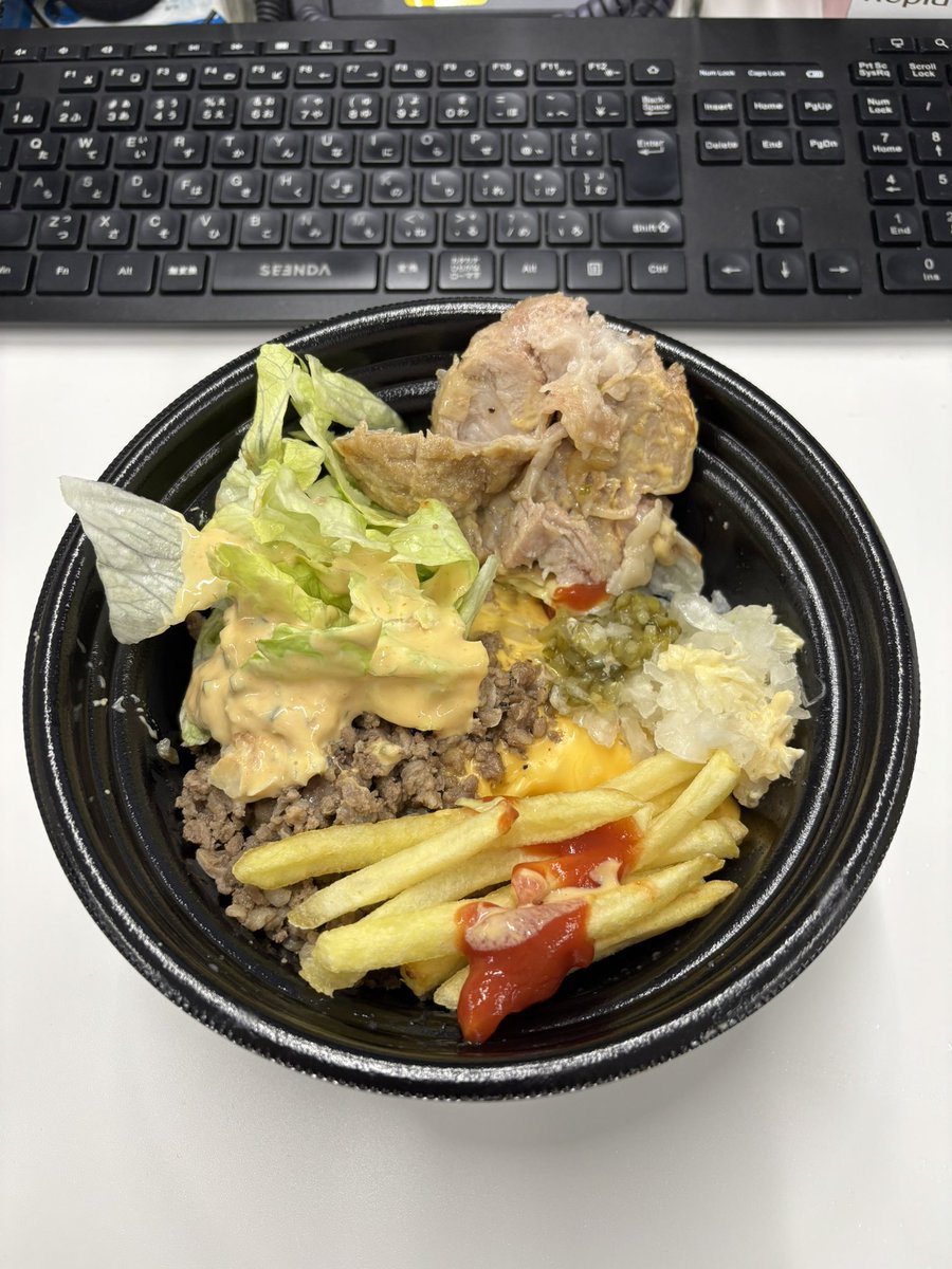 donasty2's tweet photo. ジャンクガレッジ大宮

まぜそバーガー　チーズ　豚

後輩君の食ハラに付き合わされ
まぜそバーガーをテイクアウト
これでコンプリートできた！
と思ったが
これはビックの方ではないか？

店員さん間違えたのかな？？ https://t.co/6GsYCH8j7B