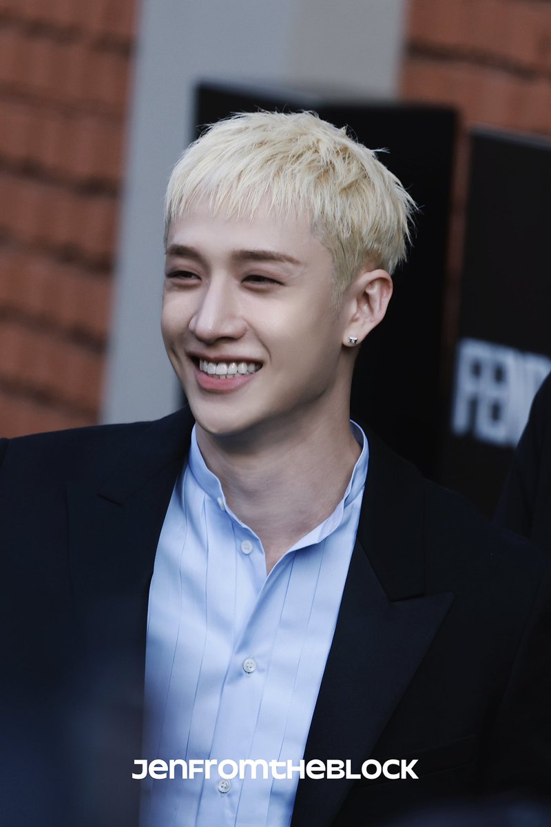 blockfrom1003's tweet photo. 260225 MFW26

He’s the best

#방찬 #BangChan
#스트레이키즈 #StrayKids
#BANGCHANxFENDI
#BangChanxFendiFW26
@Fendi https://t.co/Gqn19D4CvV