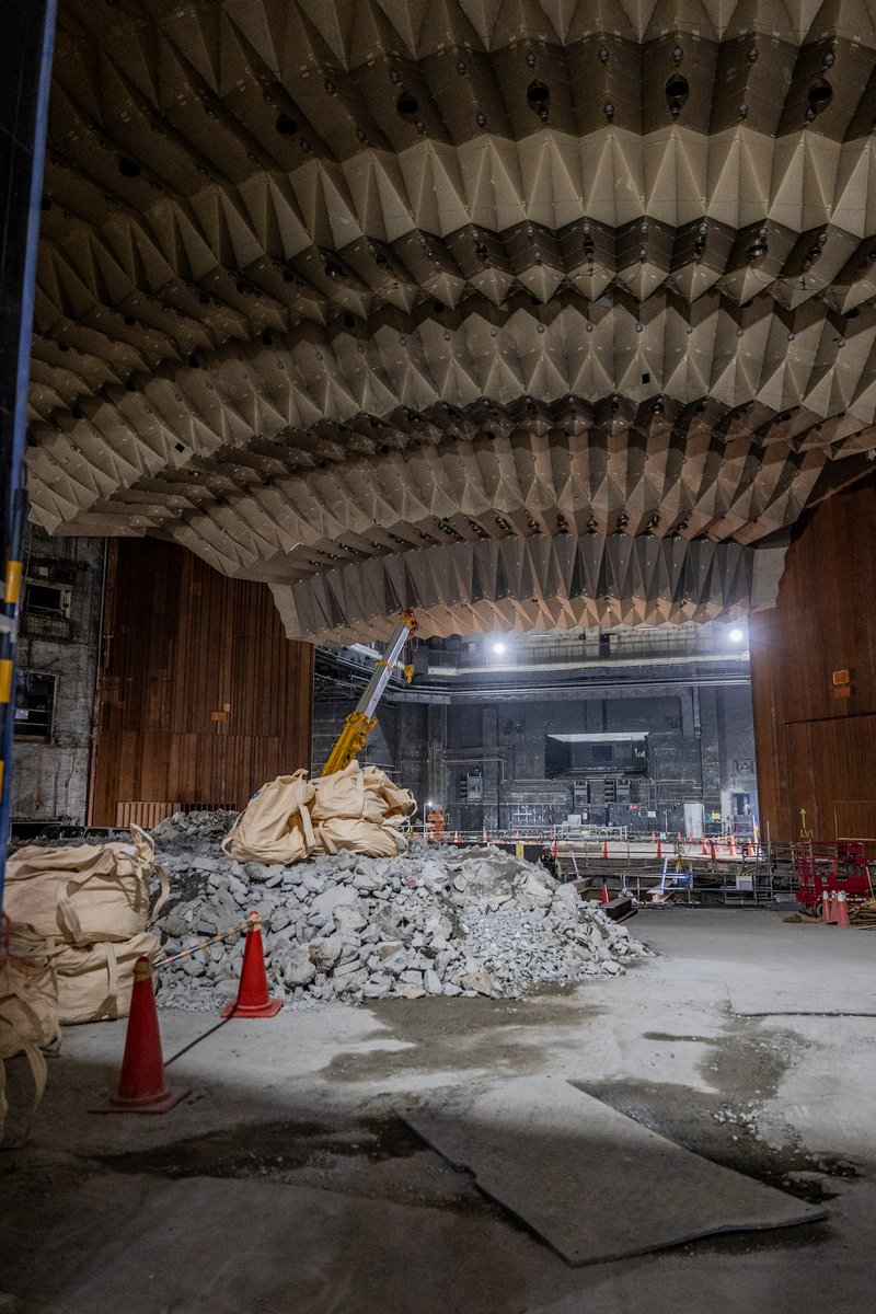 すべての興行が終わり、静まりかえる #帝国劇場
舞台には「Thank you 帝劇」のメッセージがありました。

演劇を愛する皆さんと同じように、60年前にこの建物を建てた大林組にとっても、ここは特別な場所。

感謝と敬意を込めて幕引きの大仕事を。
あすの #解体キングダム でその様子が紹介されます📺