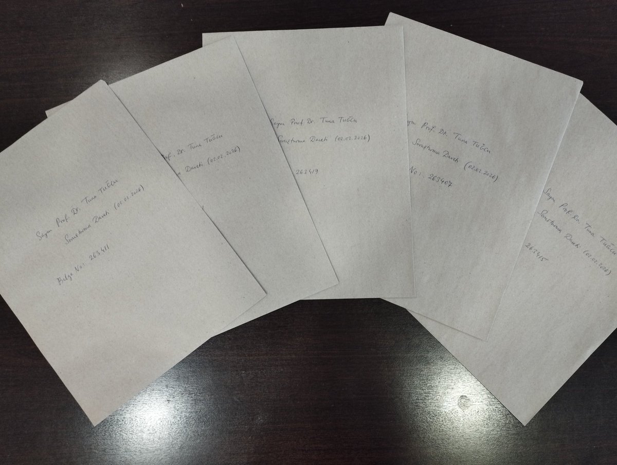 Birazdan Naci İnci'nin açtığı 5 (beş) soruşturmaya birden gireceğim. 13.-17. soruşturmalar.

Paraşütçünün başkasının doktora öğrencisini kendi öğrencisi gösterdiğini söylediğim için. (Ay, yine söyledim🤦)

Belgesini soruşturmacının önüne koyacağım. Bakalım, ne diyecek? +++