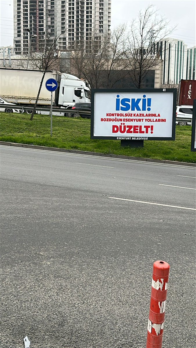 Yıllarca milli irade naraları atanlar senin seçtiğin belediyelere el koyuyor. 
Seçilmiş belediye başkanlarını tutukluyor.
Yerlerine atananlar o imkanlarla karşı kara propaganda yapıyor.
Karalamaya çalıştıkları büyükşehir belediye başkanı da bir senedir cezaevinde tutuluyor.
Pes.