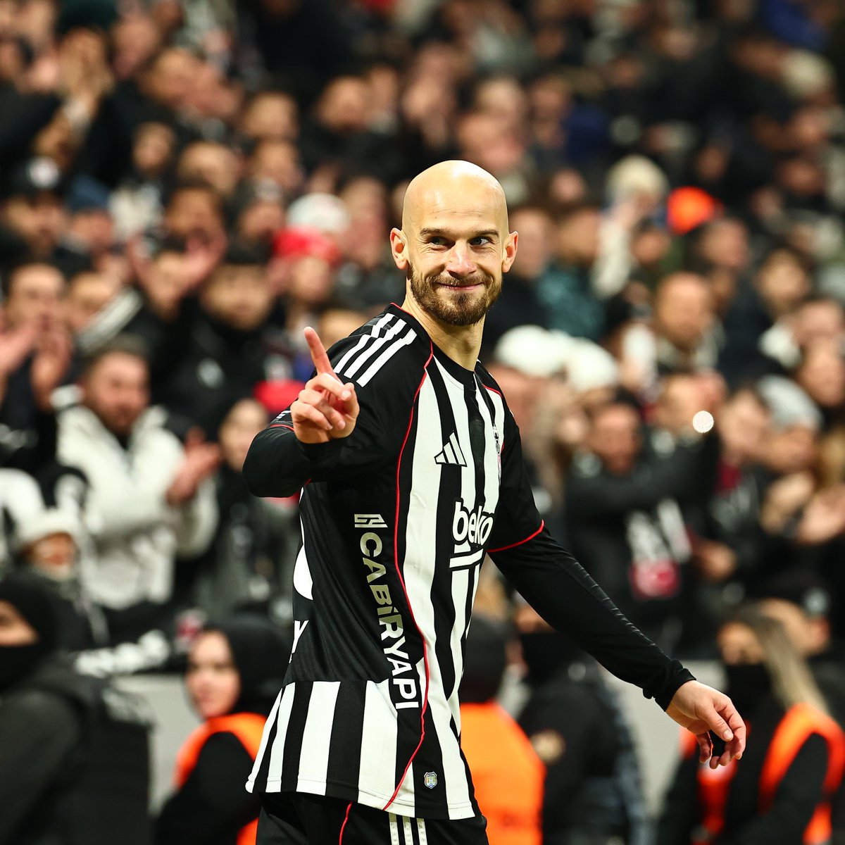 Onur Tuğrul: "Beşiktaş taraftarına ufak bir spoiler vereyim. Vaclav Cerny'i bu ara iyi korumak lazım, anlayışlı olmak lazım. Özel hayatında onu, elinde olmayan sebeplerden dolayı üzen bir süreç olduğunu duydum. Benim açıklamam doğru olmaz, çünkü sağlıkla ilgili bir konu."