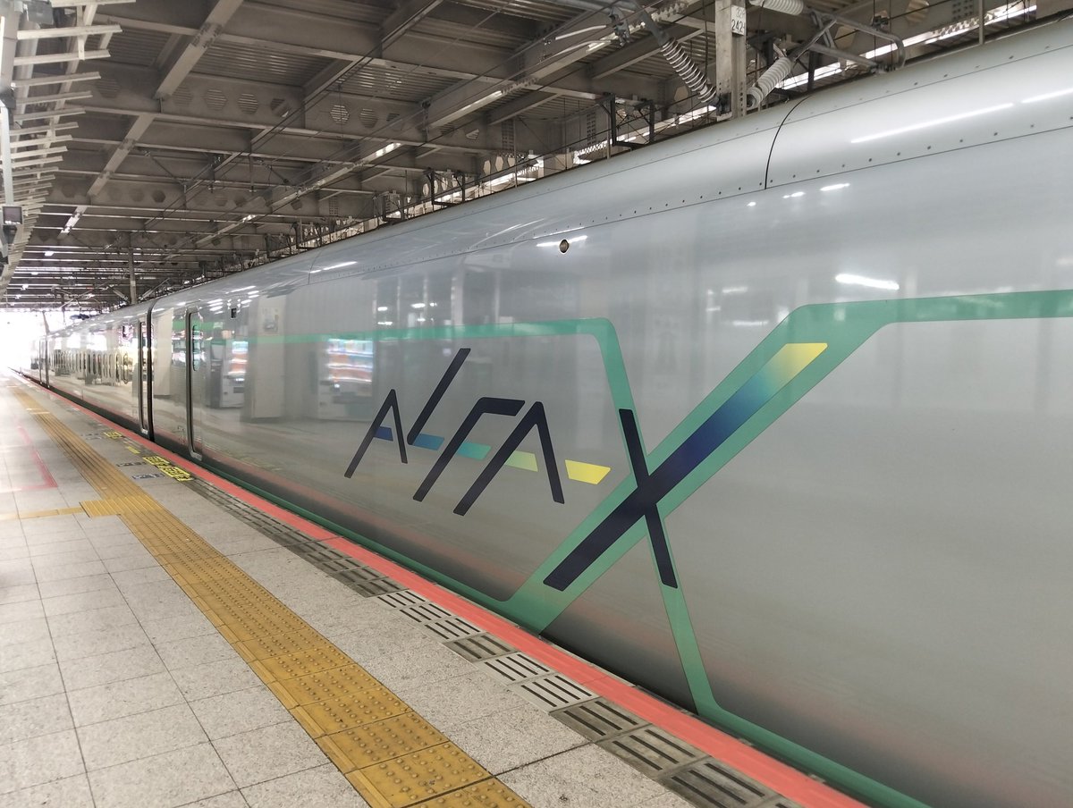 銀色に緑帯なのでこれは400系ですね!!!