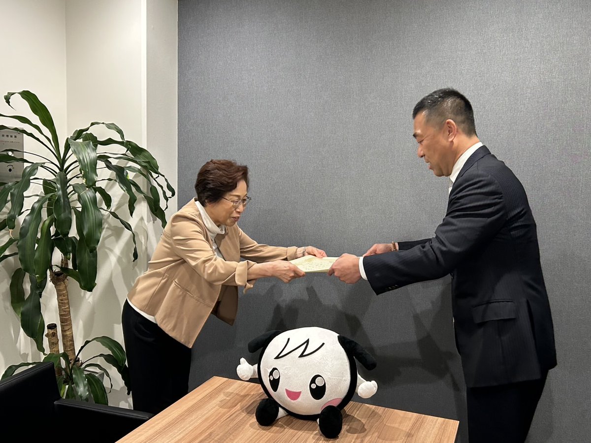 IstyleInfo's tweet photo. アイスタイル株式会社は、次世代の広島県を担う子どもの健やかな成長を願い、公益財団法人ひろしまこども夢財団に寄付を致しました。こちらの一部は、広島県内の子ども食堂の活動支援等に使用されます。
本日寄附金に係る感謝状贈呈式がアイスタイルにて行われ、感謝状を頂戴致しました。 https://t.co/itPlgODOKO