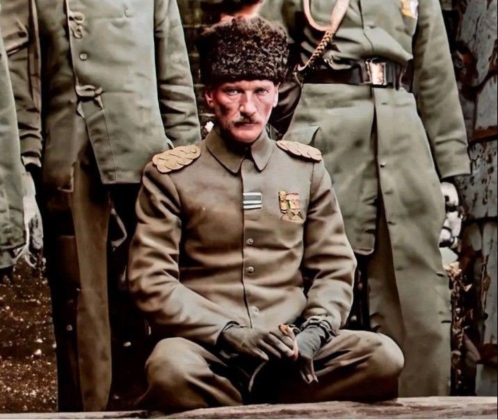 AyAtaTurk's tweet photo. .  #AtatürkDiyorKi;

  “Millî  varlığımıza  düşman  olanlarla  dost  olmayalım.
  Böylelerine karşı bir Türk şairinin dediği gibi: 
   "Türk’üm ve düşmanım sana, kalsam da bir kişi!"
  Diyelim.”

 ~  #MustafaKemalATATÜRK https://t.co/d9SsSiSdrg