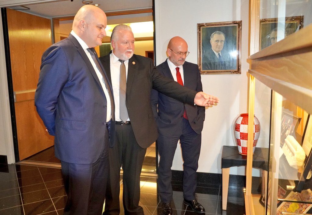 U Pittsburghu sam se susreo s predstavnicima Hrvatske bratske zajednice (<a href="/CFU1894/">Croatian Fraternal Union</a>), jedne od najstarijih organizacija hrvatskog iseljeništva u Sjevernoj Americi. 

Više od 130 godina ova zajednica čuva hrvatski identitet i tradiciju te snažno povezuje naše iseljeništvo s