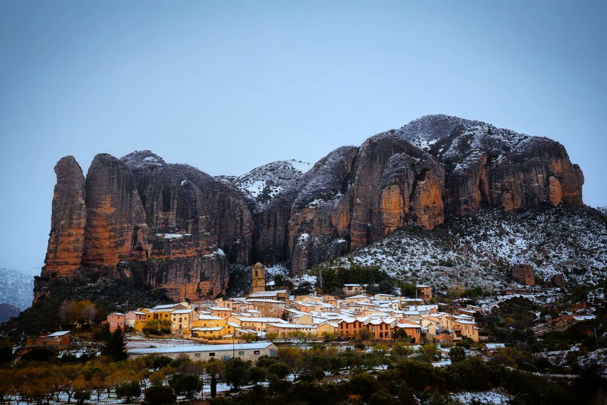 Agüero nevado, cuando los Mallos se visten de blanco 🏔️❄️
Ver los Mallos de Agüero cubiertos de nieve es un privilegio que no ocurre todos los años 🤍

Maravillosa foto gracias a instagram.com/javiergonzalez…
