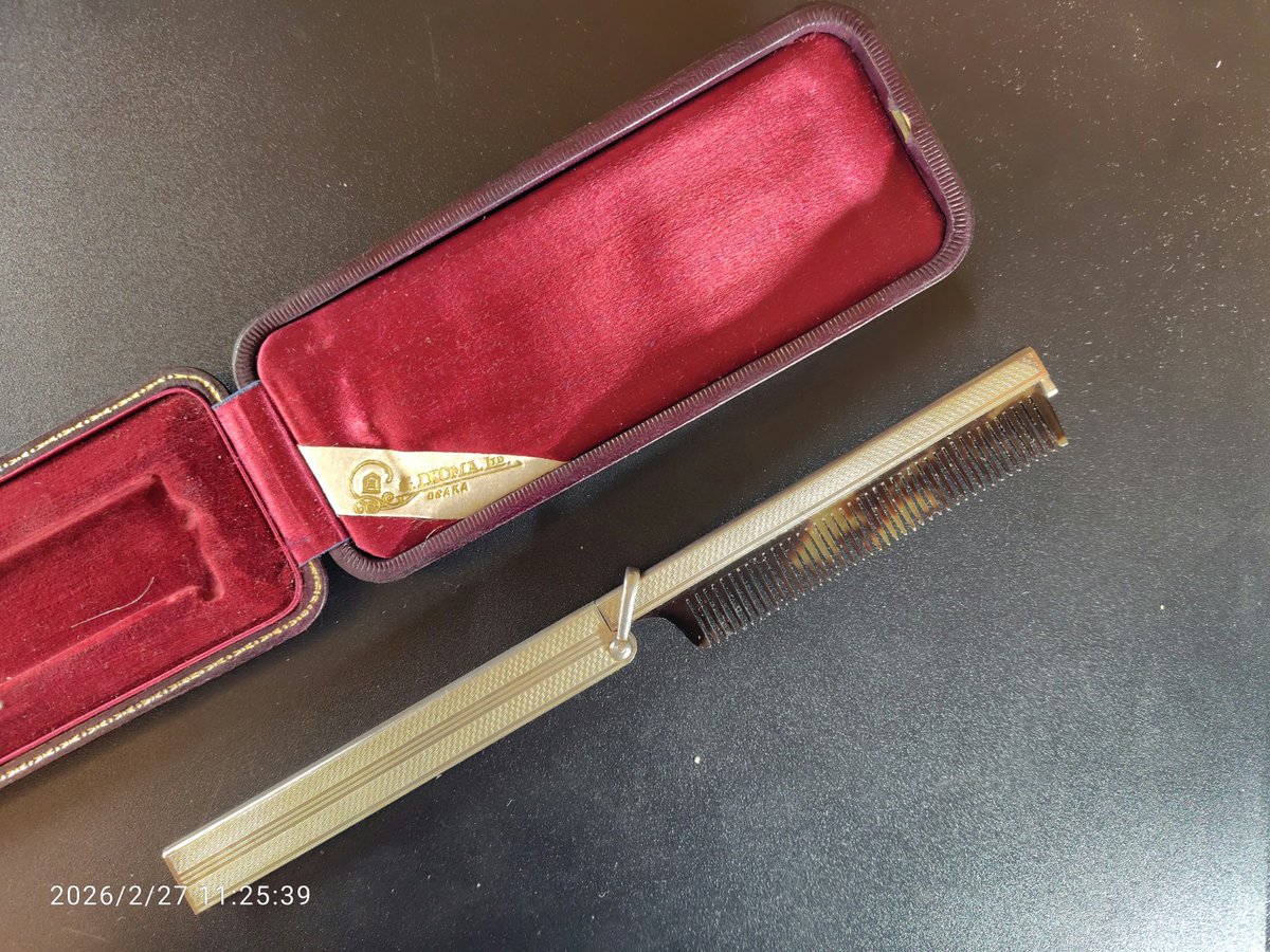 今日ご紹介するのは、銀と鼈甲でできた紳士用の折りたたみ櫛です