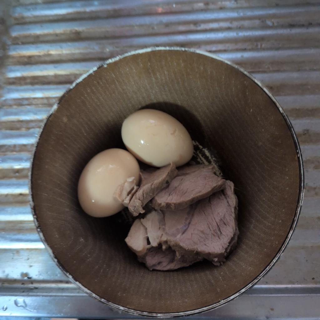 raihetare's tweet photo. だしになった肩ロースを別につけダレ作って玉子を放り込めば、具材の完成だ
ラーメン、コスパ最高だ https://t.co/HdUPDXYvLd