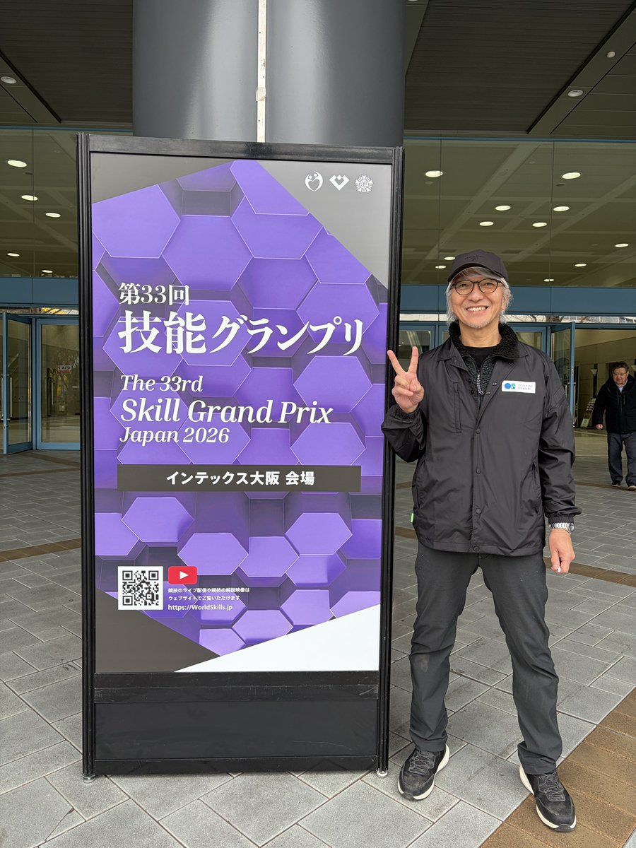 ookabekatsuhiro's tweet photo. 第33回技能グランプリ、いよいよ明日となりました。
現在インテックス大阪に到着し、準備をしてい���す。
私はガラス施工部門に、福井県代表として出場いたします。

思い返せば2年前、福井県板硝子商協同組合の理事��に就任したことがきっかけで、初めて北九州市小倉での技能グランプリを観戦しました。
そのとき、職人の方々の研ぎ澄まされた手仕事に、ただただ見入ってしまいました。

それと同時に、自分も同じ職人として、この技術を次世代へ繋いでいかなければならないという使命感を強く抱いたことを思い出しました。

今回の挑戦は、技能労働者と業界の価値を世の中に問い、新たに認識していただくためです。私にできる貢献のカタチと考えました。

明日2月28日（土）午前9時より競技がスタートします。
会場へお越しいただくのが難しい方にも、その熱量を肌で感じていただけるよう、オンラインでのライブ配信も用意されております。

職人が魂を込めて技術を競い合う姿を、ぜひその目でご覧いただけますと幸いです。
皆��の応援を背に、精一杯、持てる力のすべてを尽くしてまいります。

▼ライブ配信はこちらからご覧ください
https://t.co/D8nn9XMQot

#技能グランプリ #インテックス大阪 #福井