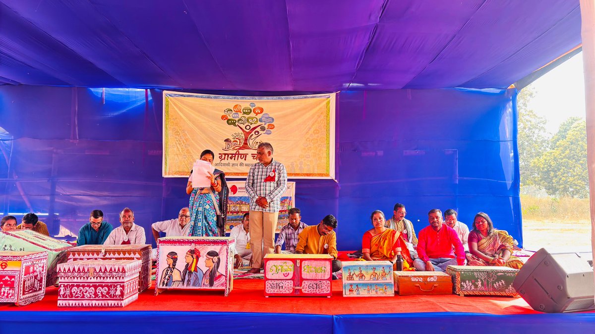 GBhoi25677's tweet image. Raygada Dist bhisamkatak thare gramin charcha hoithila, Adibashi parampara,sanskriutiupare punarjibita pain alochana hela.#gramincharcha #atmashaktitrust #msmo #12baje12minute