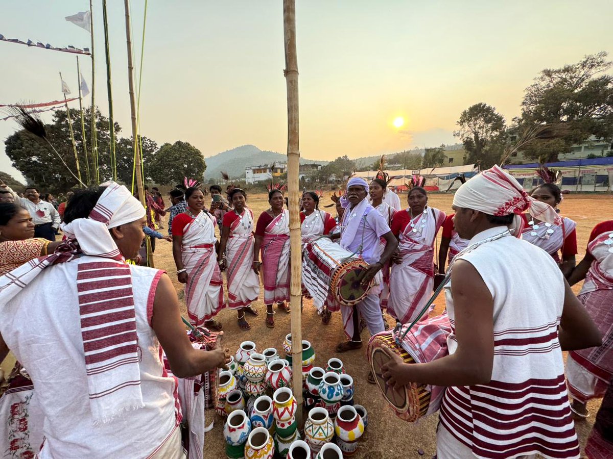 GBhoi25677's tweet image. Raygada Dist bhisamkatak thare gramin charcha hoithila, Adibashi parampara,sanskriutiupare punarjibita pain alochana hela.#gramincharcha #atmashaktitrust #msmo #12baje12minute