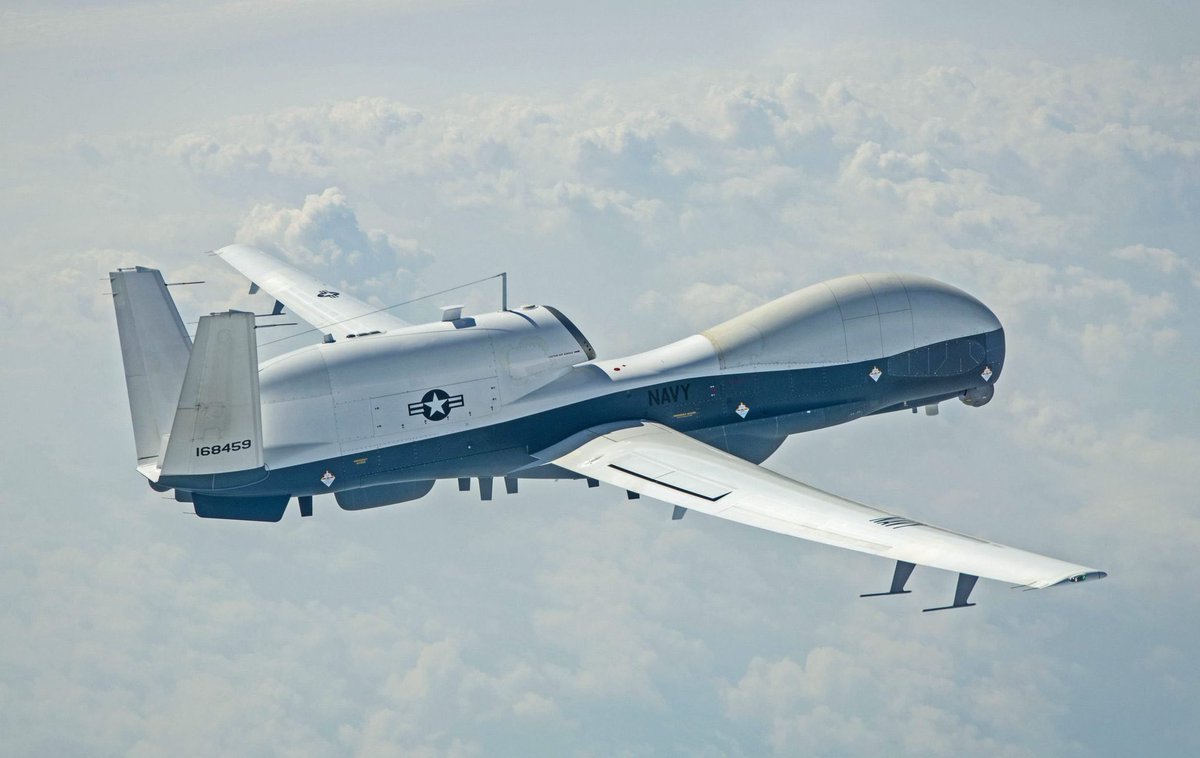 در ۲۲ فوریه ۲۰۲۶، پهپاد پیشرفته آمریکایی MQ-4C Triton (شماره ۱۶۹۶۶۰، کد OVRLD1) از پایگاه امارات بلند شد و بالای تنگه هرمز گشت شناسایی می‌زد.
ناگهان کد اضطراری ۷۷۰۰ فرستاد و بعد کامل از رادار غیبش زد! 
گزارش‌ها: ایران احتمالاً با جنگ الکترونیک (EW) پهپاد رو مختل یا ساقط کرده —