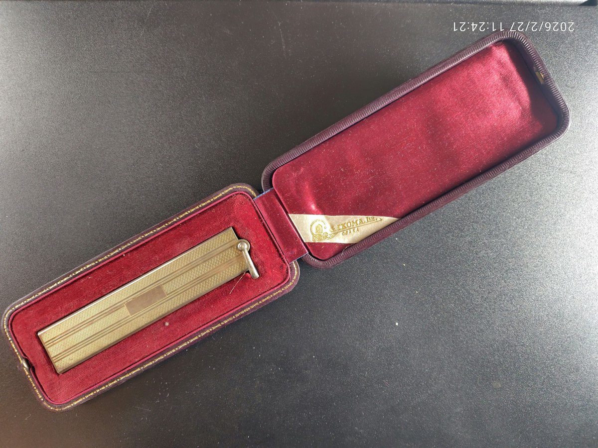 今日ご紹介するのは、銀と鼈甲でできた紳士用の折りたたみ櫛です