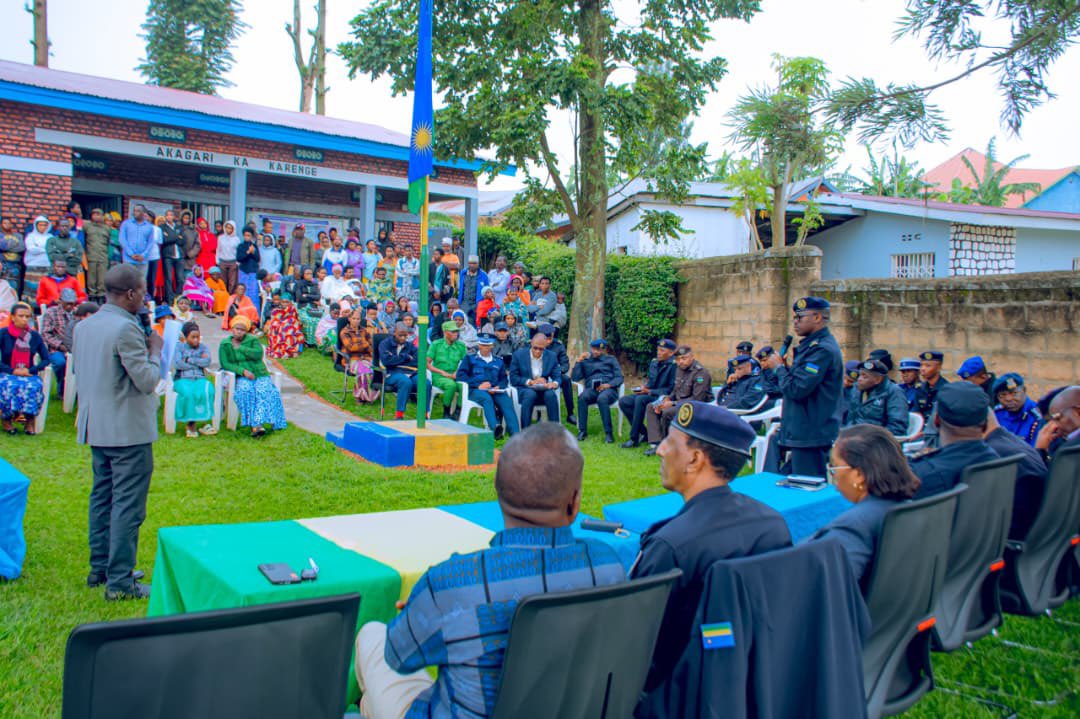 muhaziyacu's tweet photo. Bamwe mu ba Ofisiye bakuru biga mu ishuri rikuru rya Polisi y’u Rwanda (NPC) bakoze urugendoshuri mu Karere ka Ngoma mu rwego rwo kukigiraho gukemura amakimbirane hagamijwe amahoro n’umutekano binyuze mu mikorere y’inteko z’abunzi, Inteko z’abaturage, n’umugoroba w’imiryango.

Kuri uyu wa Kane, tariki ya 26 Gashyantare 2026 nibwo basuye Akarere ka Ngoma mu rugendo rugamije guhuza ibyo bigira mu ishuri n’ibikorerwa mu kazi, ku nsanganyamatsiko igira iti “Gushimangira uburyo bushingiye ku muryango mu gukemura amakimbirane hagamijwe amahoro n’umutekano birambye.”https://t.co/uuWB0eIgdp