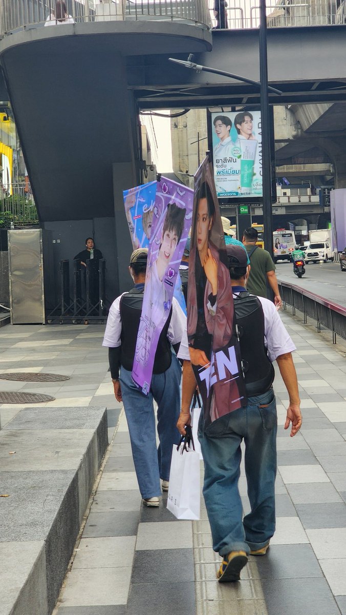 พี่ๆหนึ่งก้าวเริ่มเดินแล้วค่า ใครเจอสามารถขอถ่ายรูปได้เลยนะคะ ไม่ต้องเกรงใจ ฝากติด #HAPPYTENDAY และฝากรีทวิตในโควทนี้ฟน่อยนะคะ 💜