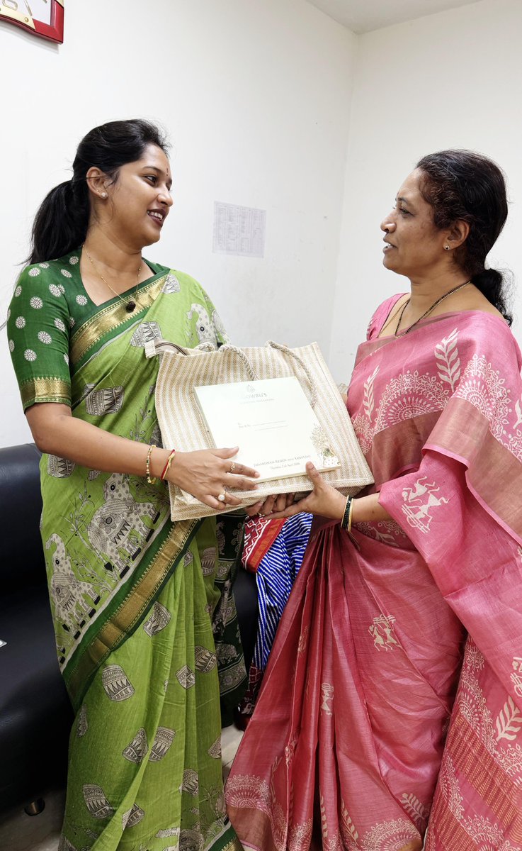 ఈరోజు పాణ్యం ఎమ్మెల్యే,టీడీపీ నంద్యాల పార్లమెంట్ అధ్యక్షురాలు <a href="/Gowru_charitha/">Gowru Charitha Reddy</a> గారు అసెంబ్లీలో త‌న కుమారుడు జ‌నార్థ‌న్ రెడ్డి వివాహా ఆహ్వాన ప‌త్రిక‌ను అంద‌జేయ‌డం జ‌రిగింది. గౌరు వెంకటరెడ్డి &amp; గౌరు చరితారెడ్డి దంపతుల ఏకైక కుమారుడు జనార్దన్ రెడ్డిని నల్లమిల్లి రామకృష్ణారెడ్డి