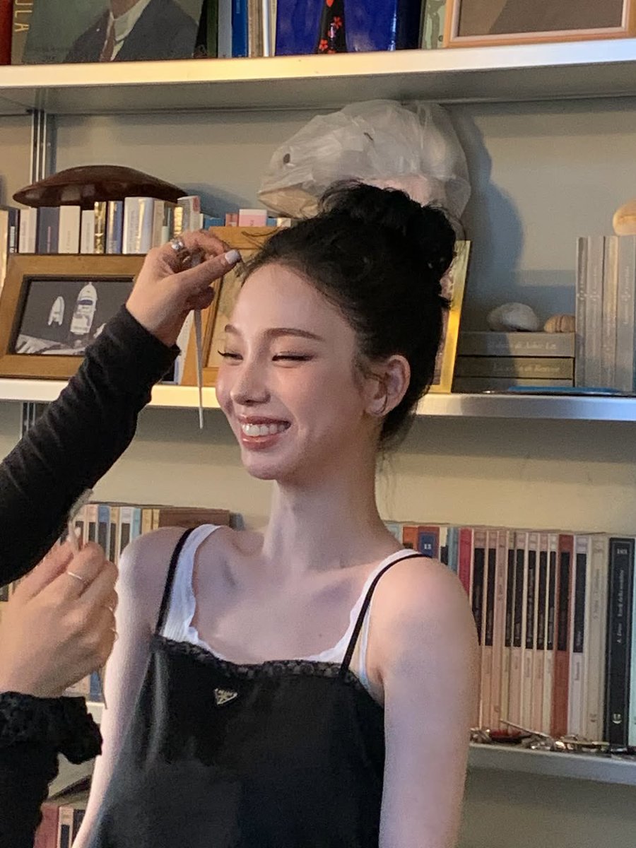 hourly karina tweet media