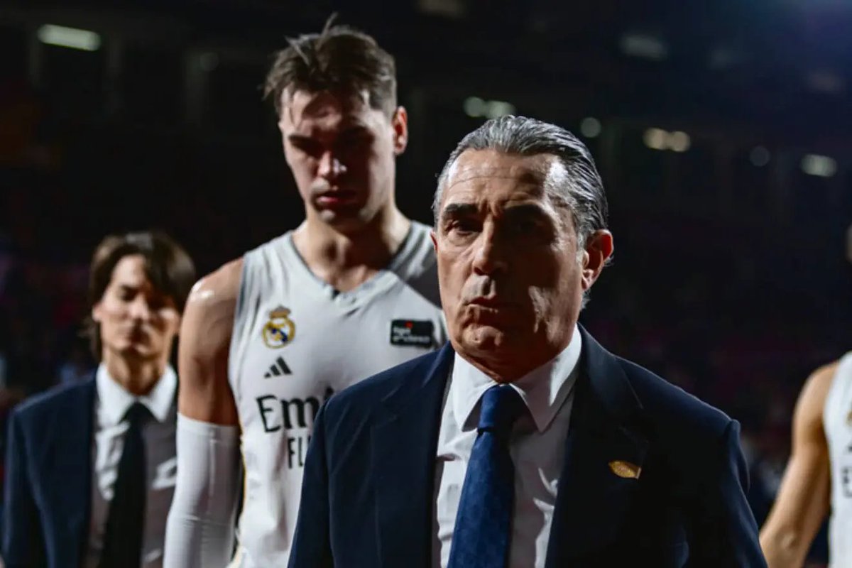 karusito83's tweet photo. 💬 “Han sido solo 10”
💬 “No estamos aquí para escuchar mierda”
 
Alucinado con la reacción del entrenador y de la estrella a la expresión soberana de anoche de una parte del público (me da igual cuántos) tras la derrota dura del domingo. Habría que recordarles que la diferencia entre jugar-entrenar de gratis en el parque y hacerlo en un Madrid por un sueldo de 7 dígitos es que hay 10.000 personas dispuestas a pagar por verte. En cierto modo, son también tus jefes. 
 
Y como tal, soberanos de aplaudir, silbar, guardar silencio o bailar flamenco si les place (mientras no se falte al respeto). Quien no lo entienda es que no ha entendido ni este negocio ni el espíritu crítico que siempre ha caracterizado a la afición del Madrid
 
Posdata: yo no pude ir anoche al pabellón, mi respeto a los que pitaron y a los que no, que de eso va el Madrid