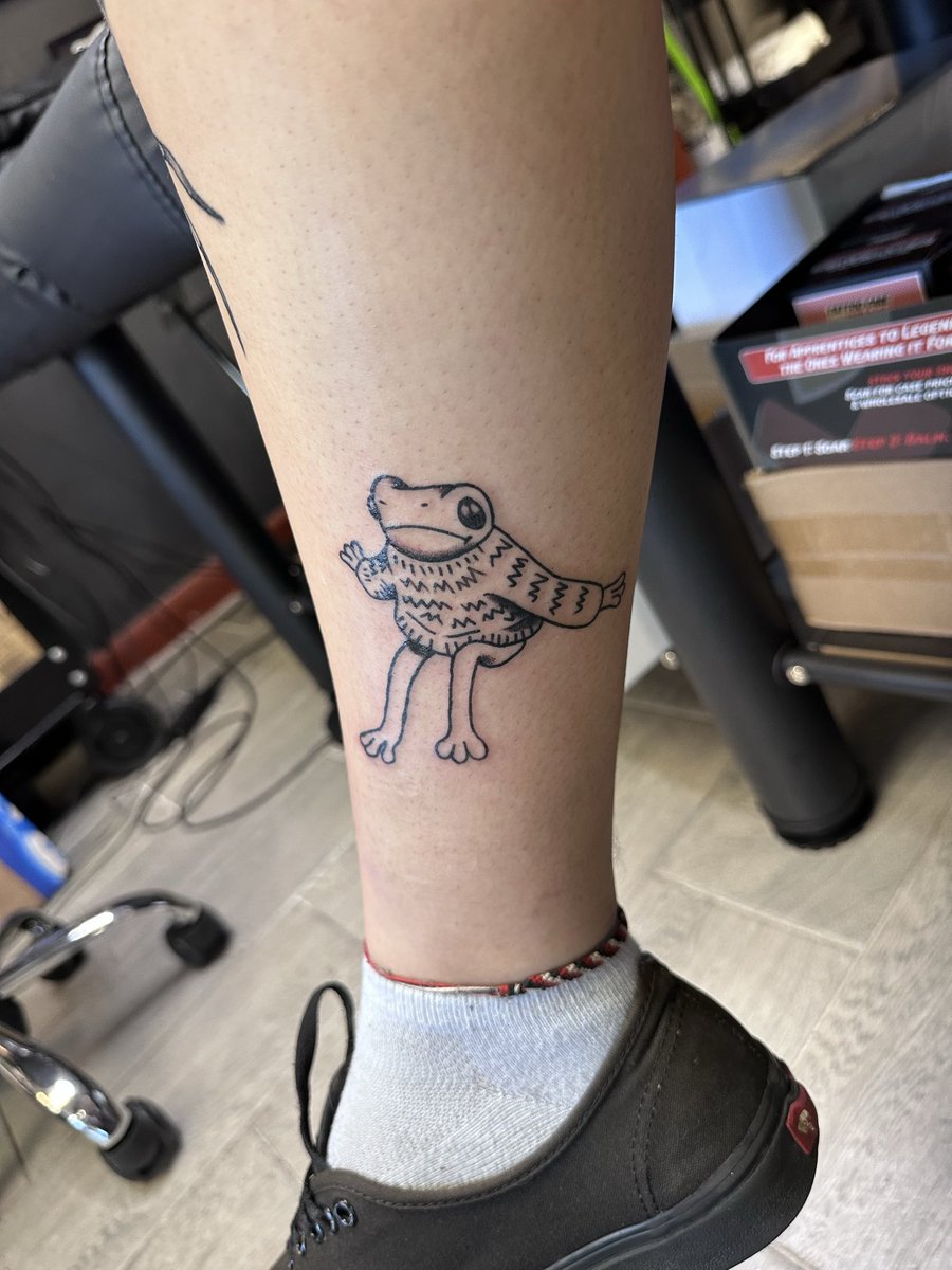 elfhorror's tweet photo. got matching tattoos with my bestie🐸 https://t.co/6WVsrjFM77