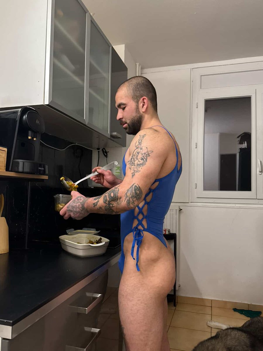PetitQUnderwear's tweet photo. Our French friend said he'd cook us dinner…
We didn't expect dessert to be this 🔥
Who knew a blue Bodythong could be the secret ingredient? 😏🍳
#CookingWithStyle #BodythongEnergy #PetitQ https://t.co/EfYcPotarm