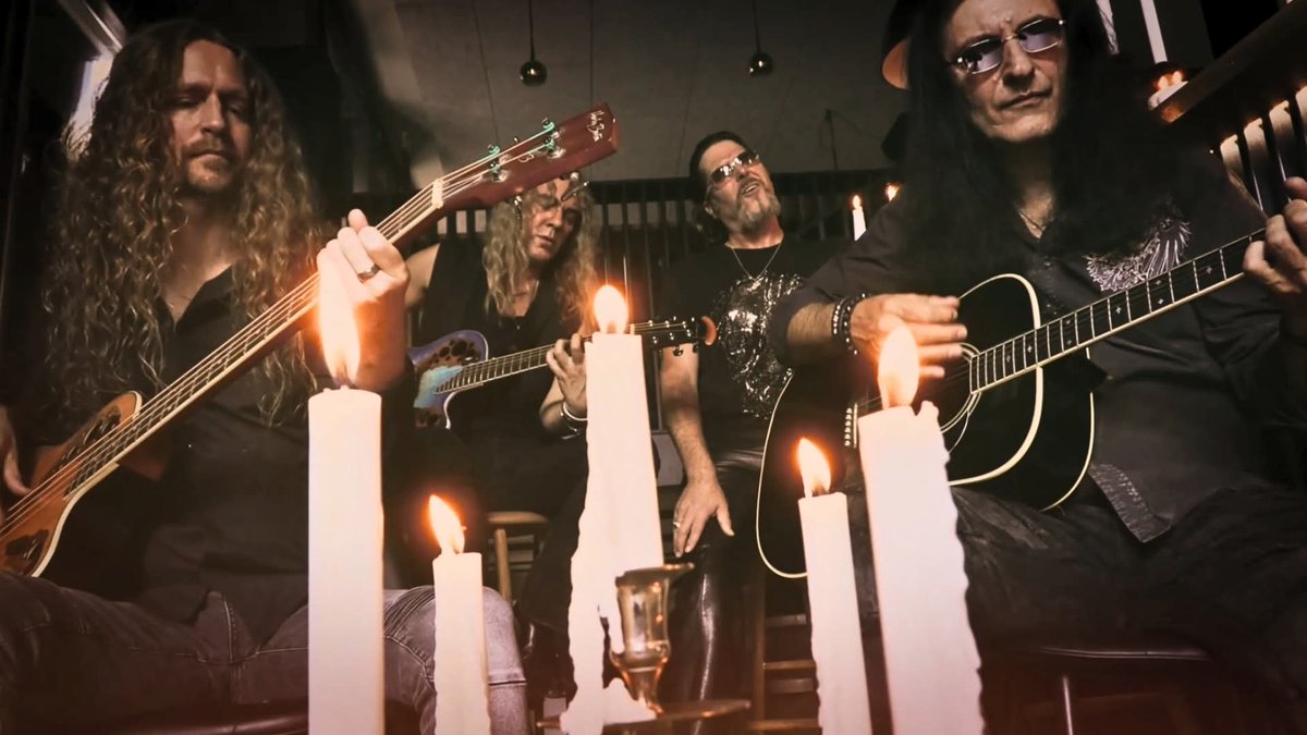 New video! 🪕 The acoustic version of "Half Past Loneliness" 
👉 youtu.be/vieZ61TENTM
