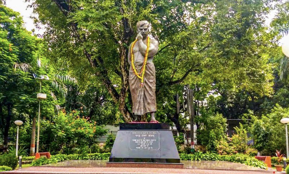 VoiceOfSamar007's tweet photo. Chandra Shekhar Azad

चंद्रशेखर आजाद भारत के स्वतंत्रता संग्राम के सबसे fearless और determined revolutionaries में से एक थे। उनका जन्म 23 जुलाई 1906 को भाबरा (मध्य प्रदेश) में हुआ। बचपन से ही उनमें देशभक्ति की भावना थी।

जब वे केवल 15 साल के थे, तब उन्होंने महात्मा गांधी के Non-Cooperation Movement में भाग लिया। गिरफ्तारी के समय उन्होंने जज के सामने अपना नाम “आज़ाद”, पिता का नाम “स्वतंत्रता” और पता “जेल” बताया। तभी से वे पूरे देश में Azad के नाम से प्रसिद्ध हो गए।

बाद में वे Hindustan Socialist Republican Association (HSRA) से जुड़े और Bhagat Singh जैसे क्रांतिकारियों के साथ मिलकर ब्रिटिश हुकूमत के खिलाफ armed struggle का मार्ग चुना। उनका मानना था कि केवल शब्दों से नहीं, बल्कि action से आज़ादी मिलेगी।

27 फरवरी 1931 को इलाहाबाद के Alfred Park (अब आज़ाद पार्क) में वे ब्रिटिश पुलिस से घिर गए। बहादुरी से लड़ते हुए उन्होंने अपनी आखिरी गोली खुद पर चला दी, क्योंकि उन्होंने कसम खाई थी कि वे कभी जीवित पकड़े नहीं जाएंगे।

चंद्रशेखर आजाद आज भी youth के लिए courage, sacrifice और true patriotism का powerful symbol हैं। 🇮🇳