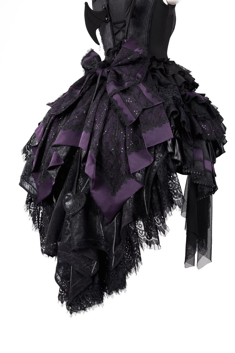 堕天の貴族の刺繍トップスとスカートとトレーンとボンネット - Black Purple 
manus-machina.com/collections/ne… 
闇の大聖堂に棲む“堕天の貴族”を思わせる世界観。トップスは、コルセットのように身体を引き締める構築的なラインと、フロントに走る差し色が、封印された魔力の心臓を思わせるデザイン。