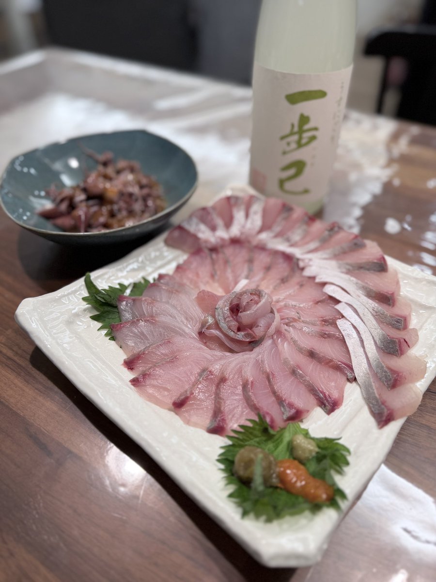 fork0526's tweet photo. ついに念願の出歯包丁を手に入れました！
重さや切れ味が違いすぎて慣れませんが、捌くの楽しすぎる！😄 https://t.co/GWgfRPjBk2