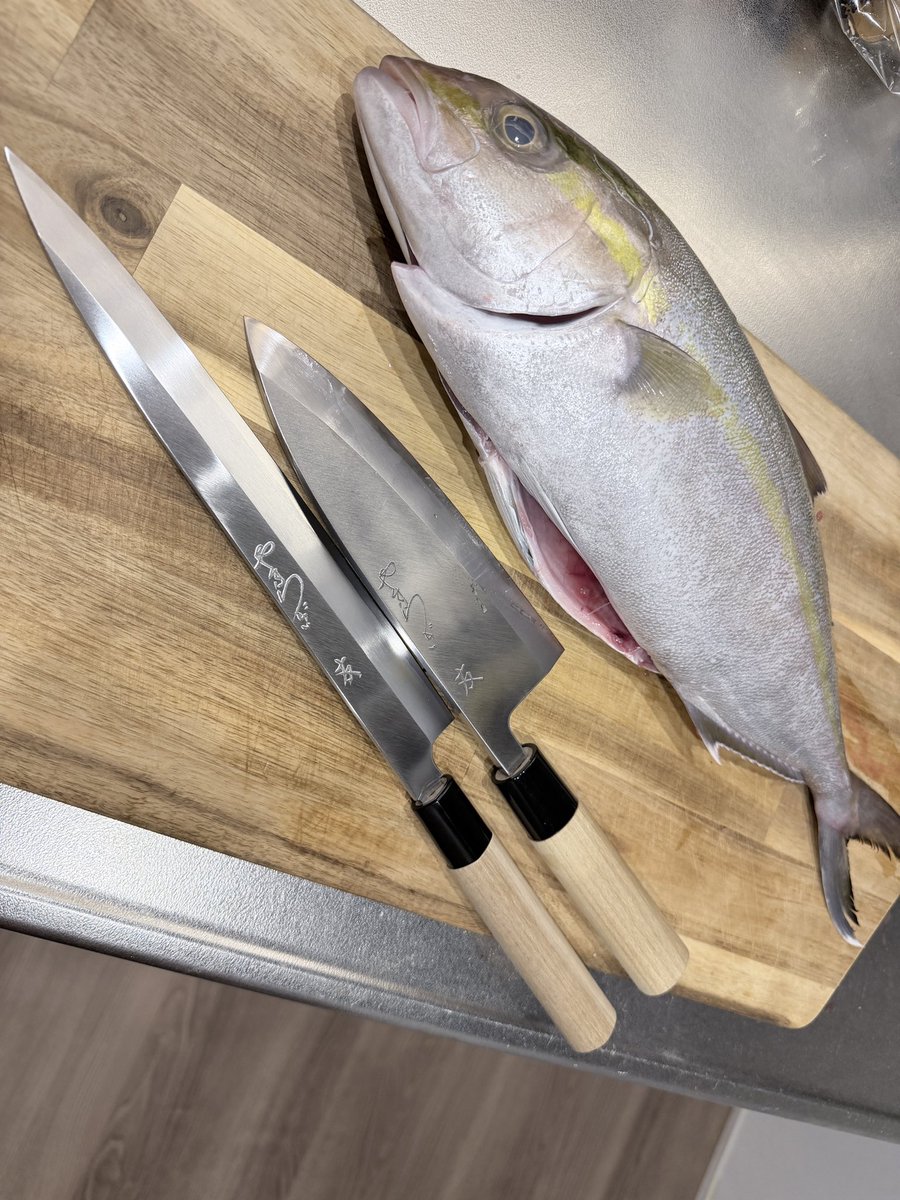 fork0526's tweet photo. ついに念願の出歯包丁を手に入れました！
重さや切れ味が違いすぎて慣れませんが、捌くの楽しすぎる！😄 https://t.co/GWgfRPjBk2