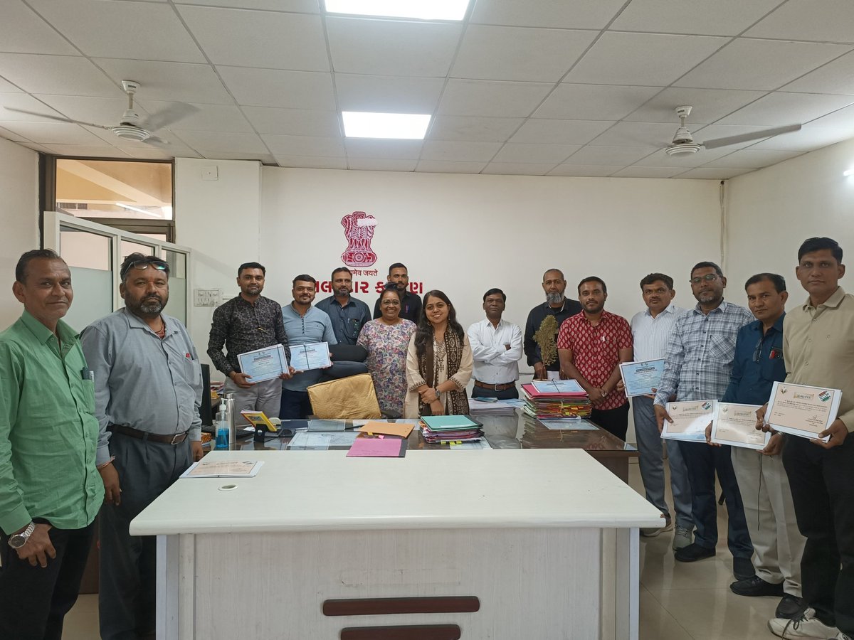 MamlatdarKarjan's tweet photo. મામલતદાર શ્રી કરજણ અને મદદનીશ મતદાર નોંધણી અધિકારીશ્રી દ્વારા SIR ની કામગીરી માં ઉત્સાહ ભેર ભાગ લેવા બદલ બધા સેક્ટર મિત્રો નું સન્માન કરવામાં આવ્યું https://t.co/R4WKTUqSEx